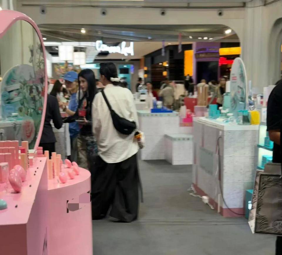 被网友偶遇身材娇小五官立体打扮时尚洋气CQ9电子最新网站鞠婧炜曼谷超市购物(图1)