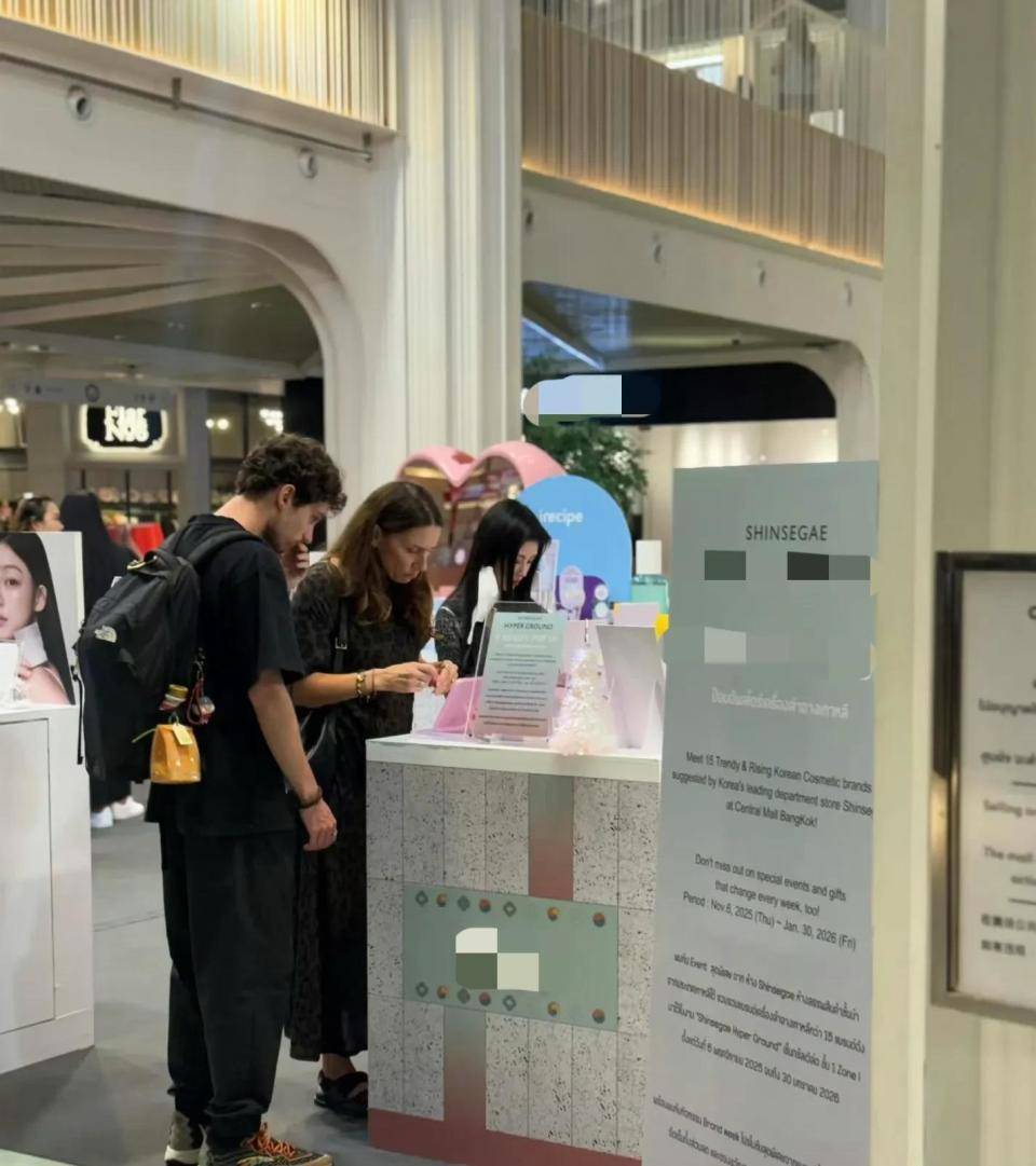 被网友偶遇身材娇小五官立体打扮时尚洋气CQ9电子最新网站鞠婧炜曼谷超市购物(图5)